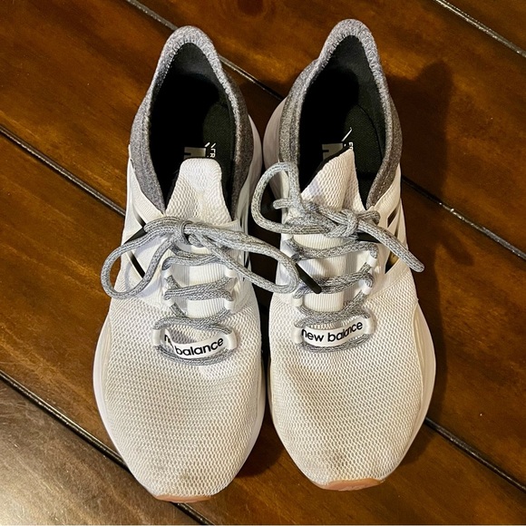 WOMEN'S NEW BALANCE ROAV V1 SNEAKERS - Picture 5 of 8